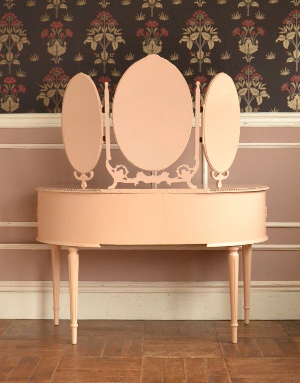 サイドバイサイド アンティーク家具 淡いピンクのアンティーク家具、椅子もセットになったドレッサー。裏側もキチンと仕上げているので、キレイな状態です。(d-1028-f)