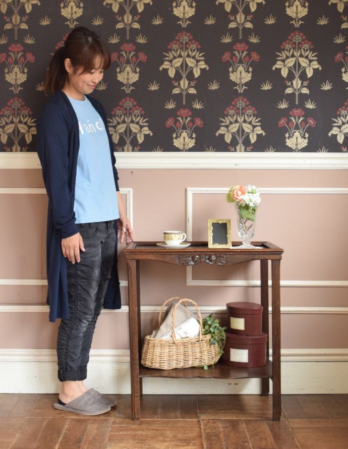 ロイドテーブル　アンティーク家具　コンパクトで使いやすいアンティーク家具、お花が付いた小さなオケージョナルテーブル。女性１人でも気軽に持ち運びできるミニテーブル。(d-1032-f-1)
