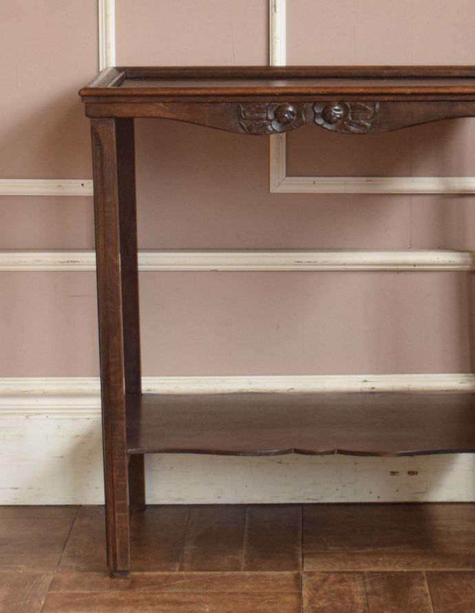 ロイドテーブル　アンティーク家具　コンパクトで使いやすいアンティーク家具、お花が付いた小さなオケージョナルテーブル。下には便利な棚が付いています。(d-1032-f-1)