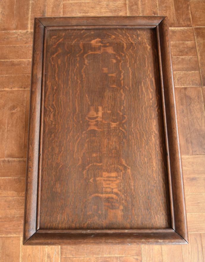 ロイドテーブル　アンティーク家具　コンパクトで使いやすいアンティーク家具、お花が付いた小さなオケージョナルテーブル。天板もキレイに仕上げました。(d-1032-f-1)