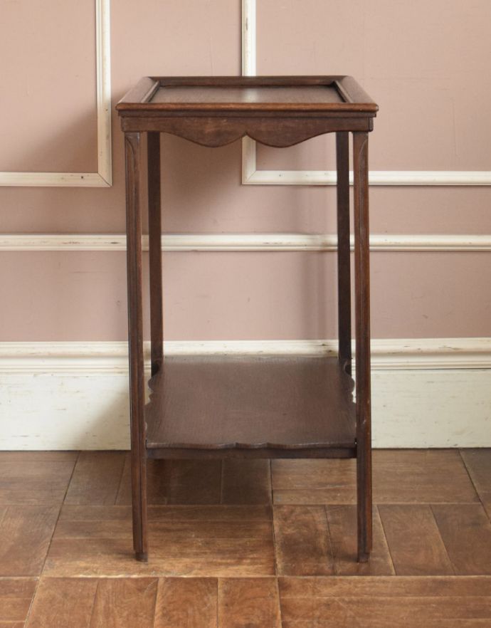 ロイドテーブル　アンティーク家具　コンパクトで使いやすいアンティーク家具、お花が付いた小さなオケージョナルテーブル。どこでも使える便利なオケージョナルテーブル。(d-1032-f-1)