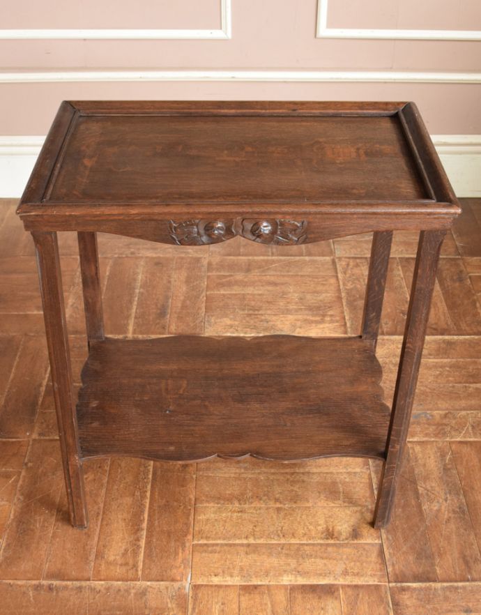 ロイドテーブル　アンティーク家具　コンパクトで使いやすいアンティーク家具、お花が付いた小さなオケージョナルテーブル。アンティークは新品ではないので、経年変化によるキズはありますが、専門の職人によって目立たないようにキレイにお直しをしています。(d-1032-f-1)