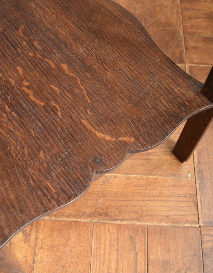 ロイドテーブル　アンティーク家具　コンパクトで使いやすいアンティーク家具、お花が付いた小さなオケージョナルテーブル。棚のふちどりもカッティングされていて、こだわった仕上げになっています。(d-1032-f-1)