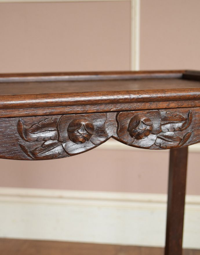 ロイドテーブル　アンティーク家具　コンパクトで使いやすいアンティーク家具、お花が付いた小さなオケージョナルテーブル。お花が２輪上品にデザインされています。(d-1032-f-1)