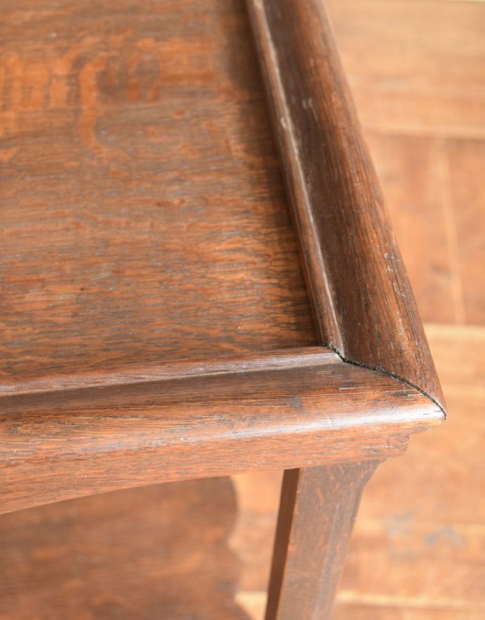 ロイドテーブル　アンティーク家具　コンパクトで使いやすいアンティーク家具、お花が付いた小さなオケージョナルテーブル。シックな落ちついたカラーです。(d-1032-f-1)