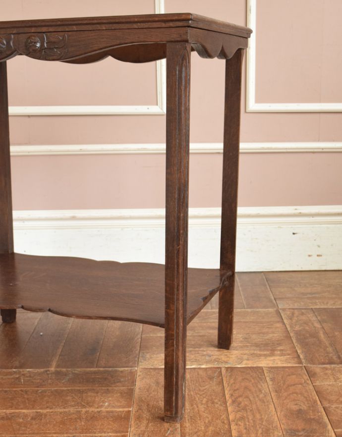 ロイドテーブル　アンティーク家具　コンパクトで使いやすいアンティーク家具、お花が付いた小さなオケージョナルテーブル。しっかりテーブルを支えます。(d-1032-f-1)