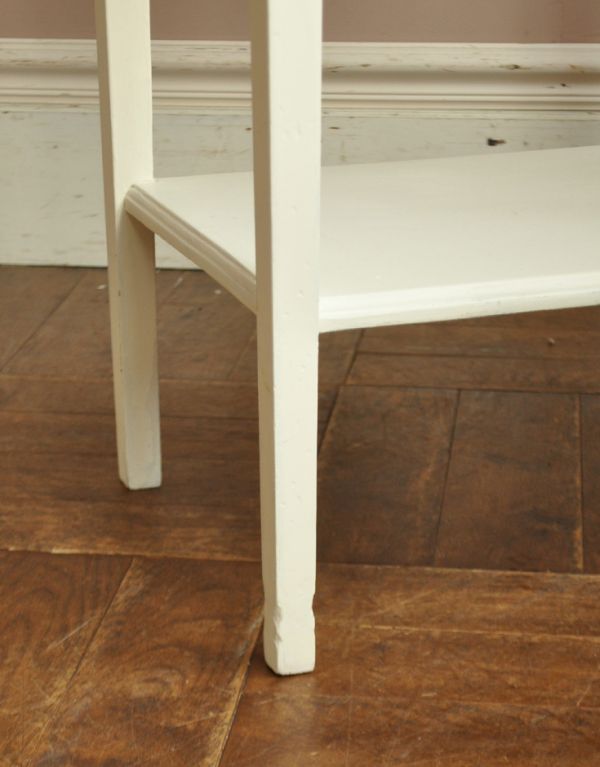 アンティーク家具 小さなアンティーク家具、ホワイトペイントのオケージョナルテーブル。しっかりテーブルを支えます。(d-1033-f)