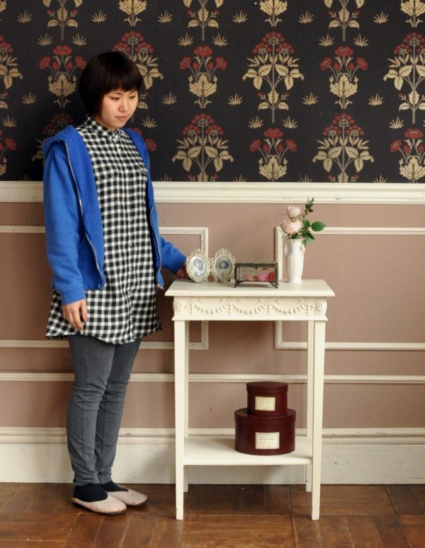 アンティーク家具 小さなアンティーク家具、ホワイトペイントのオケージョナルテーブル。女性1人でも気軽に持ち運びできるミニテーブル。(d-1033-f)
