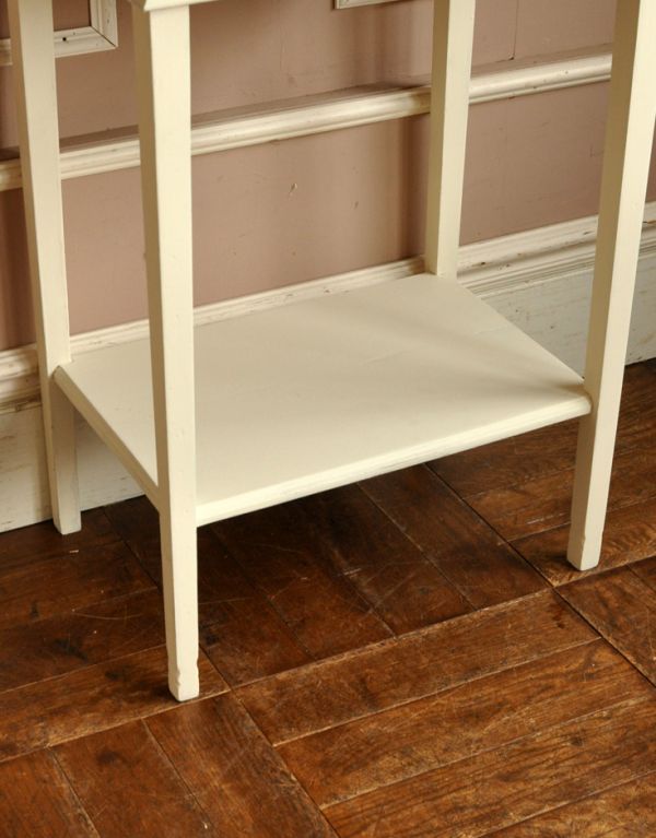 アンティーク家具 小さなアンティーク家具、ホワイトペイントのオケージョナルテーブル。下には便利な棚が付いています。(d-1033-f)