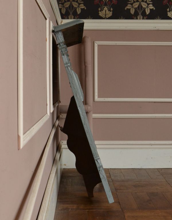 めずらしい家具　アンティーク家具　フランスの優雅な暮らしを演出する、アンティークのマントルピース。横から見るとこんな感じ。(d-1035-f)