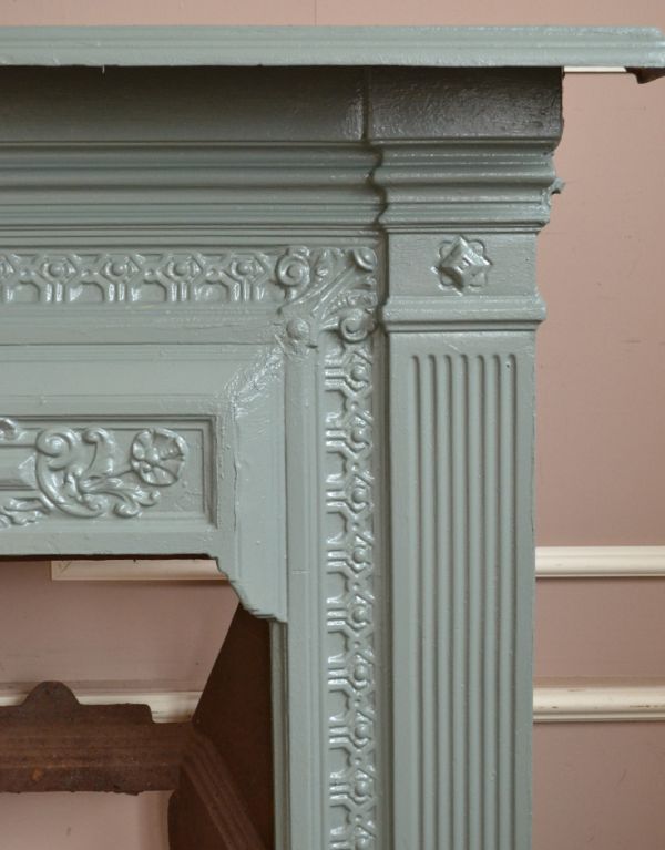 めずらしい家具　アンティーク家具　フランスの優雅な暮らしを演出する、アンティークのマントルピース。フランスならではの華やかな装飾がなんともステキです。(d-1035-f)