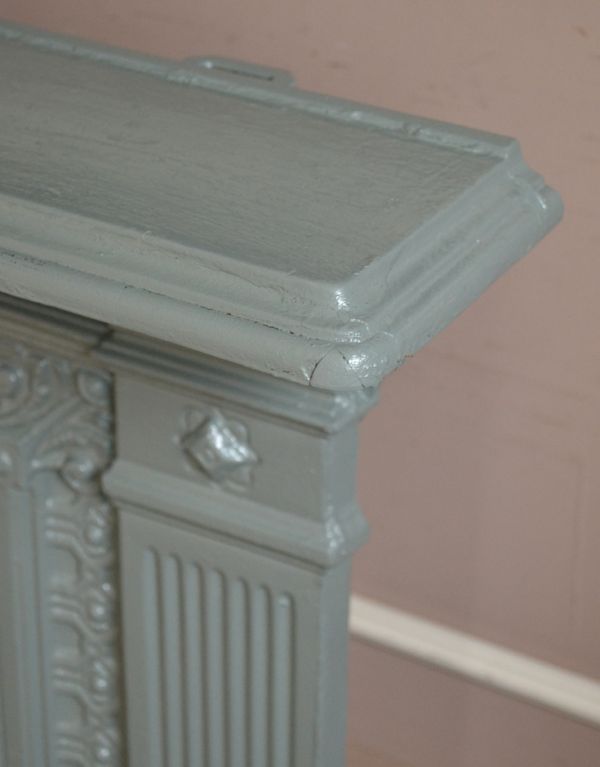 めずらしい家具　アンティーク家具　フランスの優雅な暮らしを演出する、アンティークのマントルピース。隅々まできれいにペイントされています。(d-1035-f)