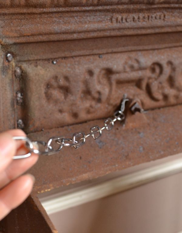 めずらしい家具　アンティーク家具　フランスの優雅な暮らしを演出する、アンティークのマントルピース。チェーンが付いています。(d-1035-f)