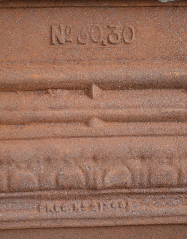 めずらしい家具　アンティーク家具　フランスの優雅な暮らしを演出する、アンティークのマントルピース。製造ナンバーや街の番地が記載されていることが多いそうですよ。(d-1035-f)