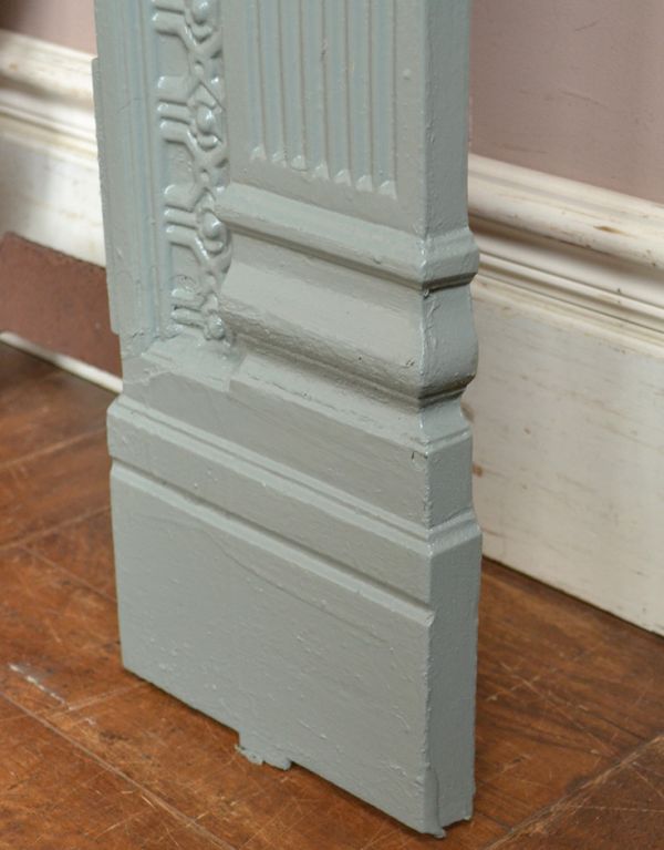 めずらしい家具　アンティーク家具　フランスの優雅な暮らしを演出する、アンティークのマントルピース。アーチの脚元もしっかりとペイントされています。(d-1035-f)