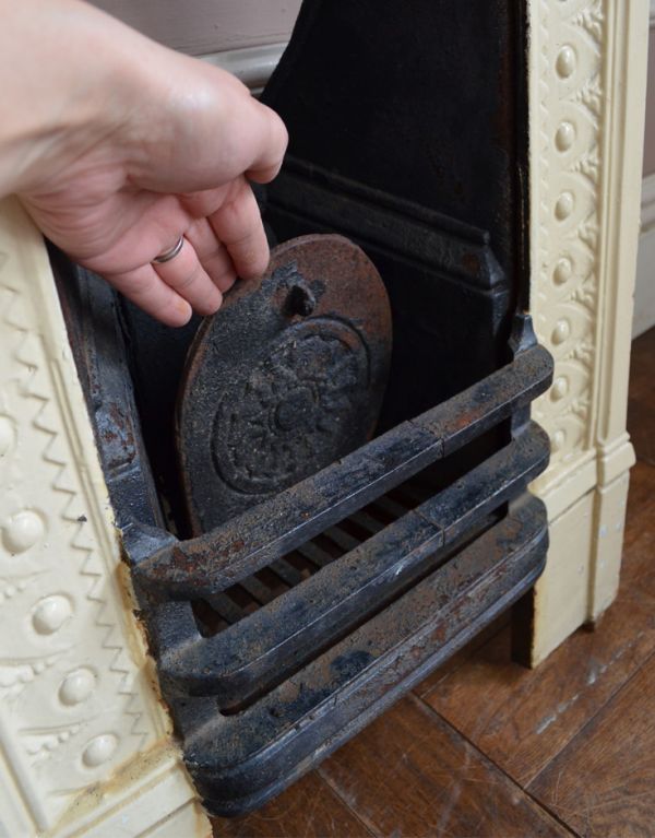 めずらしい家具　アンティーク家具　本場フランスより届いたアンティークの白いマントルピース。焚口は開閉します。(d-1036-f)