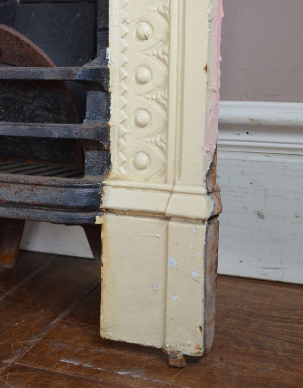 めずらしい家具　アンティーク家具　本場フランスより届いたアンティークの白いマントルピース。アーチの脚元もしっかりとペイントされています。(d-1036-f)