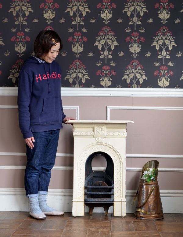 めずらしい家具　アンティーク家具　本場フランスより届いたアンティークの白いマントルピース。スッキリしたデザインなのでお部屋にも馴染みやすいですよ。(d-1036-f)