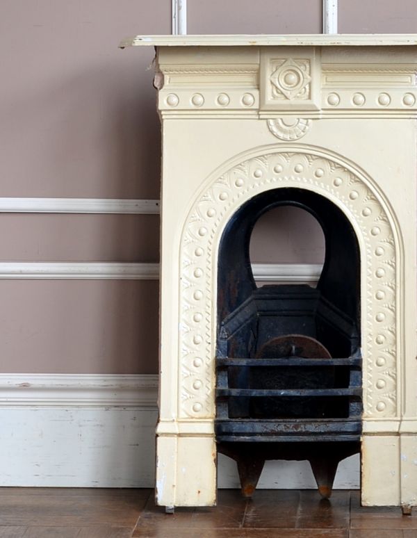 めずらしい家具　アンティーク家具　本場フランスより届いたアンティークの白いマントルピース。ホワイトのペイントがオシャレ。(d-1036-f)