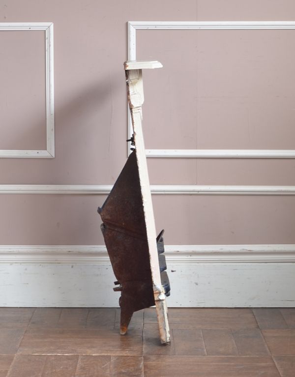 めずらしい家具　アンティーク家具　本場フランスより届いたアンティークの白いマントルピース。横から見るとこんな感じ。(d-1036-f)