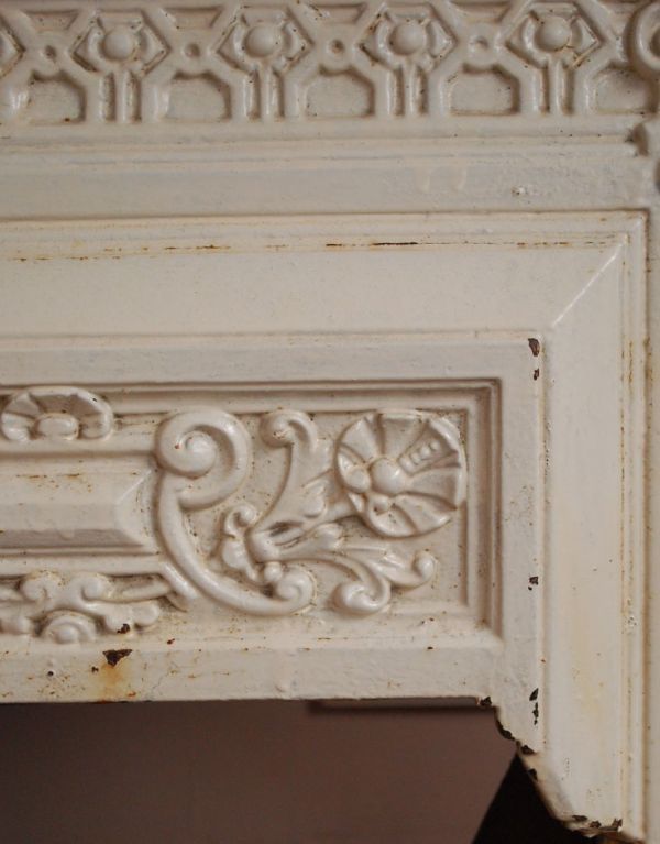 めずらしい家具 アンティーク家具 フランスから届いたアンティークの白いマントルピース。フランスならではの華やかな装飾がなんともステキです。(d-1037-f)