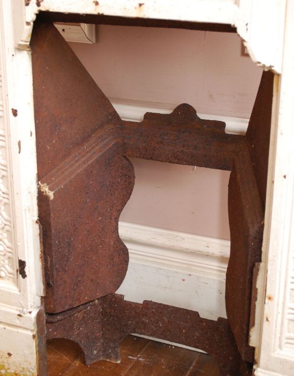 めずらしい家具 アンティーク家具 フランスから届いたアンティークの白いマントルピース。焚口はこんな感じです。(d-1037-f)