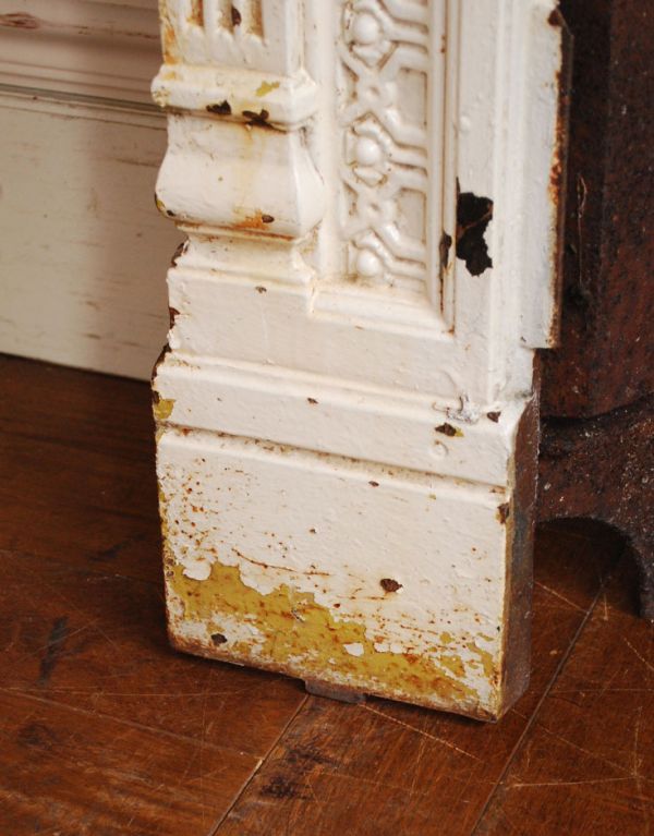 めずらしい家具 アンティーク家具 フランスから届いたアンティークの白いマントルピース。アーチの脚元もしっかりとペイントされています。(d-1037-f)