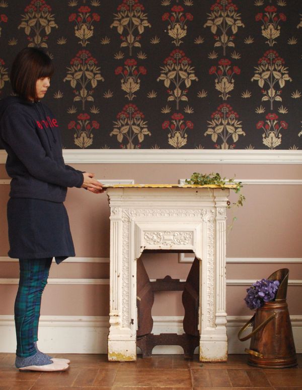 めずらしい家具 アンティーク家具 フランスから届いたアンティークの白いマントルピース。スッキリしたデザインなのでお部屋にも馴染みやすいですよ。(d-1037-f)