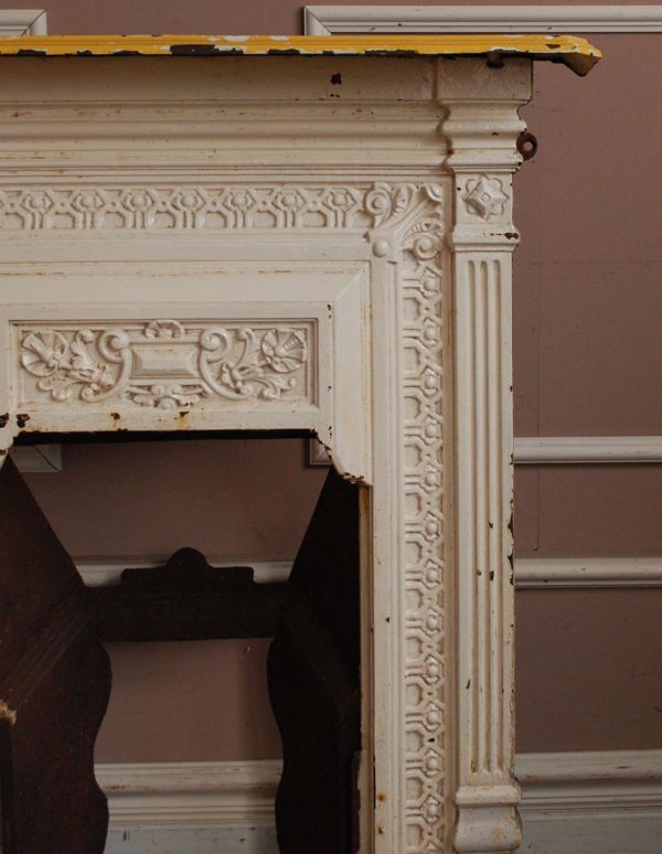 めずらしい家具 アンティーク家具 フランスから届いたアンティークの白いマントルピース。ホワイトのペイントがオシャレ。(d-1037-f)