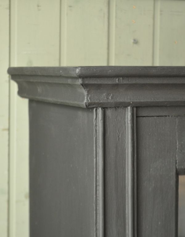 アンティークのキャビネット　アンティーク家具　フランスのアンティークペイント家具、ブラック色のカップボード（食器棚）。美しい彫にうっとり。(d-1038-f)