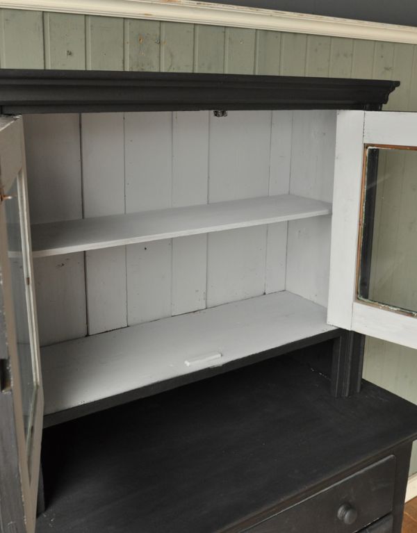 アンティークのキャビネット　アンティーク家具　フランスのアンティークペイント家具、ブラック色のカップボード（食器棚）。内側はホワイトペイント。(d-1038-f)