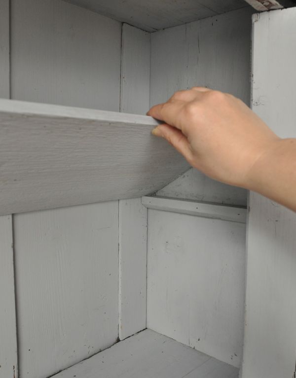 アンティークのキャビネット　アンティーク家具　フランスのアンティークペイント家具、ブラック色のカップボード（食器棚）。棚板があるので、整理整頓がしやすいですよ。(d-1038-f)