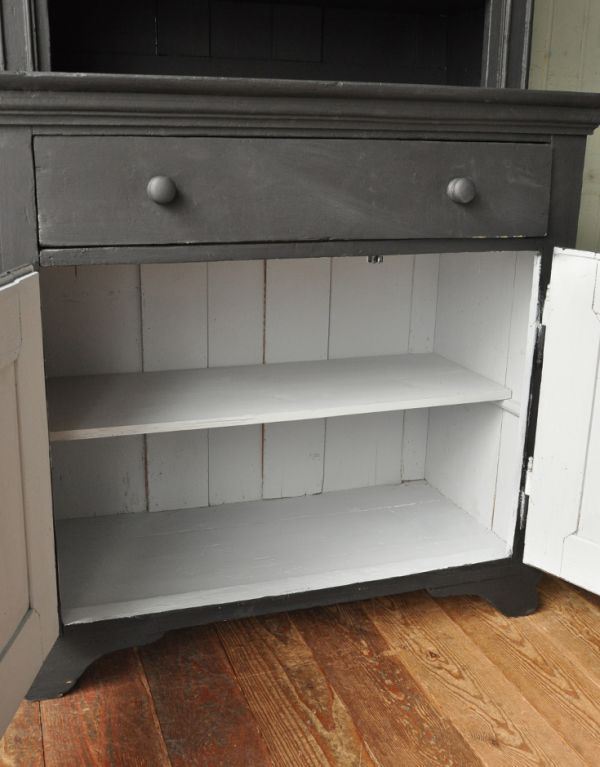 アンティークのキャビネット　アンティーク家具　フランスのアンティークペイント家具、ブラック色のカップボード（食器棚）。重いものは下の段へ。(d-1038-f)