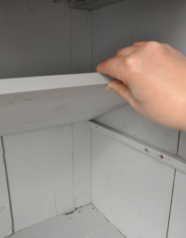 アンティークのキャビネット　アンティーク家具　フランスのアンティークペイント家具、ブラック色のカップボード（食器棚）。棚板は上段に１枚、下段に１枚です。(d-1038-f)