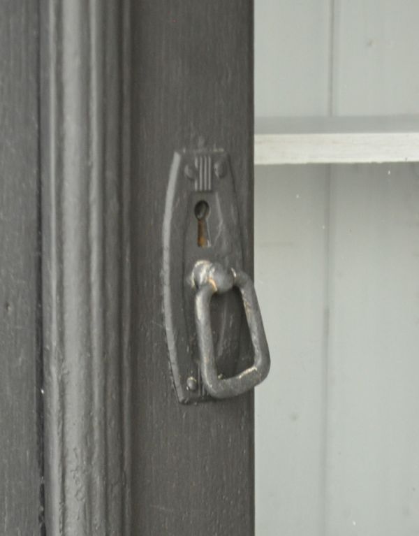 アンティークのキャビネット　アンティーク家具　フランスのアンティークペイント家具、ブラック色のカップボード（食器棚）。扉にはリングタイプの取っ手が付いています。(d-1038-f)