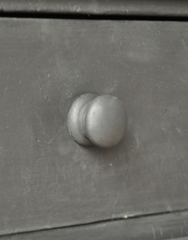 アンティークのキャビネット　アンティーク家具　フランスのアンティークペイント家具、ブラック色のカップボード（食器棚）。引き出しは木製の真ん丸な取っ手になっています。(d-1038-f)