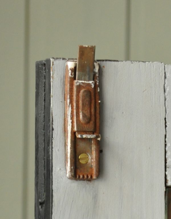 アンティークのキャビネット　アンティーク家具　フランスのアンティークペイント家具、ブラック色のカップボード（食器棚）。扉を留めるためのストッパーも当時のものです。(d-1038-f)