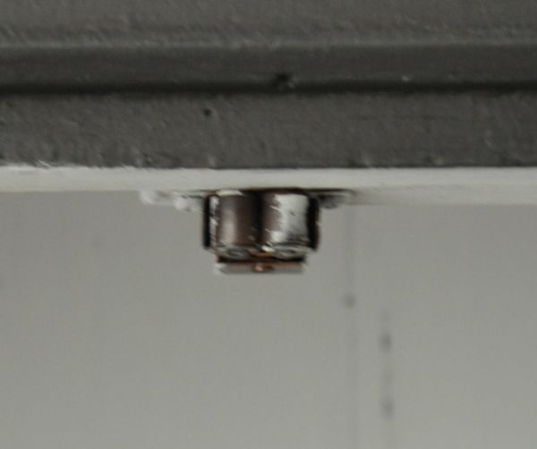 アンティークのキャビネット　アンティーク家具　フランスのアンティークペイント家具、ブラック色のカップボード（食器棚）。扉にはローラーキャッチャーが付いているので、開け閉めがスムーズです。(d-1038-f)