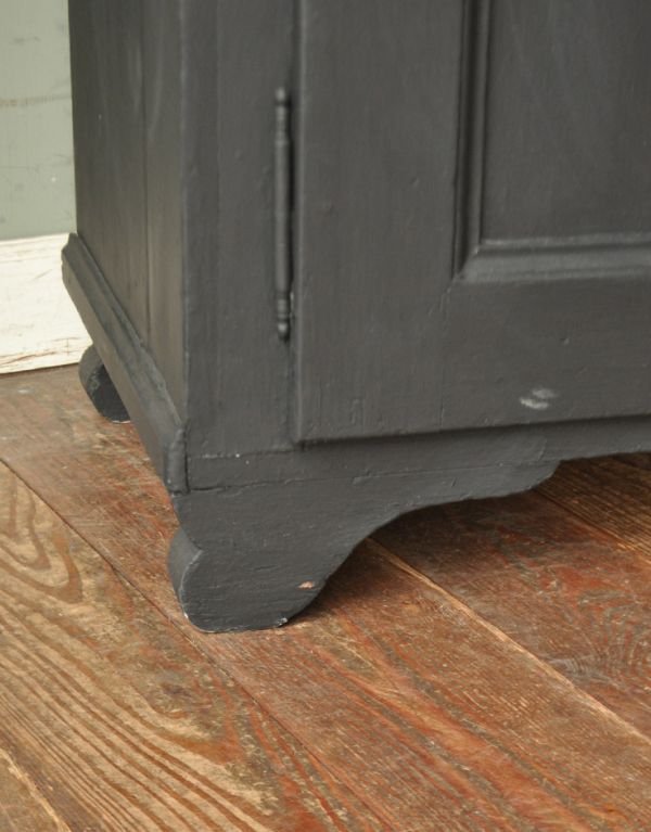 アンティークのキャビネット　アンティーク家具　フランスのアンティークペイント家具、ブラック色のカップボード（食器棚）。綺麗なカッティングを施した脚があります。(d-1038-f)