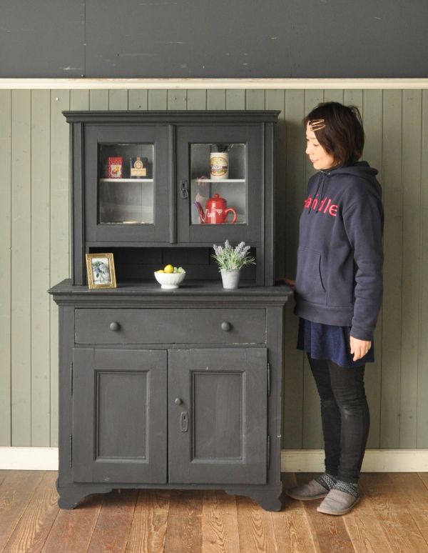 アンティークのキャビネット　アンティーク家具　フランスのアンティークペイント家具、ブラック色のカップボード（食器棚）。このカップボードの前に立つだけでワクワクします。(d-1038-f)