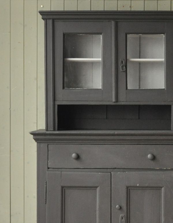 アンティークのキャビネット　アンティーク家具　フランスのアンティークペイント家具、ブラック色のカップボード（食器棚）。どこからみても美しいカップボード。(d-1038-f)