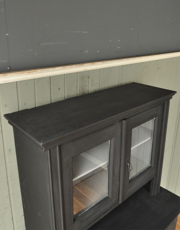 アンティークのキャビネット　アンティーク家具　フランスのアンティークペイント家具、ブラック色のカップボード（食器棚）。天板もキレイなのでご安心ください。(d-1038-f)