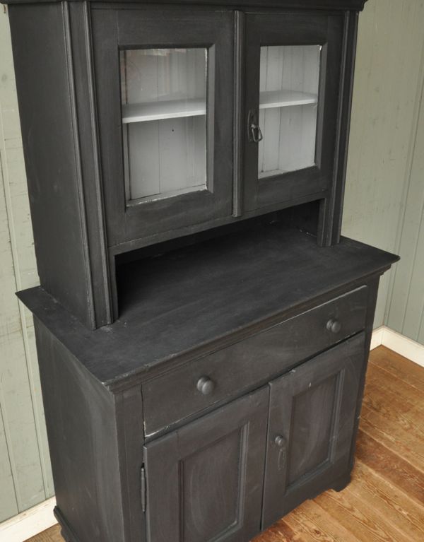 アンティークのキャビネット　アンティーク家具　フランスのアンティークペイント家具、ブラック色のカップボード（食器棚）。カウンター天板もブラックペイントになっています。(d-1038-f)
