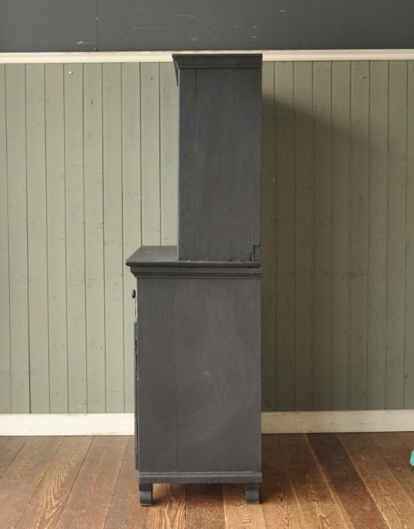 アンティークのキャビネット　アンティーク家具　フランスのアンティークペイント家具、ブラック色のカップボード（食器棚）。サイドもきれいにペイントされています。(d-1038-f)