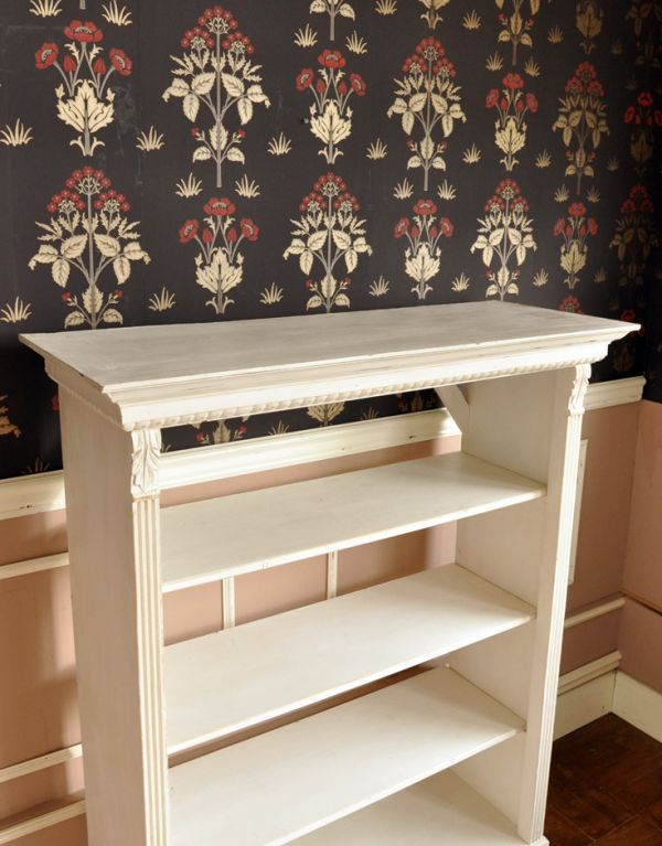 アンティーク家具　アンティークのフレンチ家具、ホワイト色のブックケース（本棚）。天板もキレイに仕上げました。(d-1043-f)