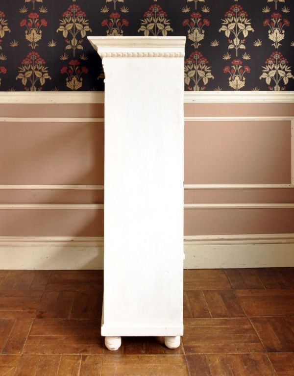 アンティーク家具　アンティークのフレンチ家具、ホワイト色のブックケース（本棚）。サイドもきれいにペイントされています。(d-1043-f)