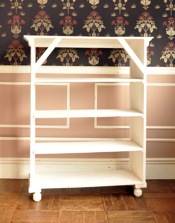 アンティーク家具　アンティークのフレンチ家具、ホワイト色のブックケース（本棚）。裏からみるとこんな感じです。(d-1043-f)