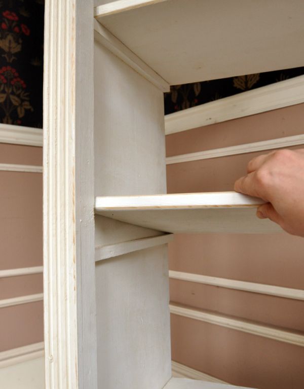 アンティーク家具　アンティークのフレンチ家具、ホワイト色のブックケース（本棚）。棚板があるので、整理整頓がしやすいですよ。(d-1043-f)