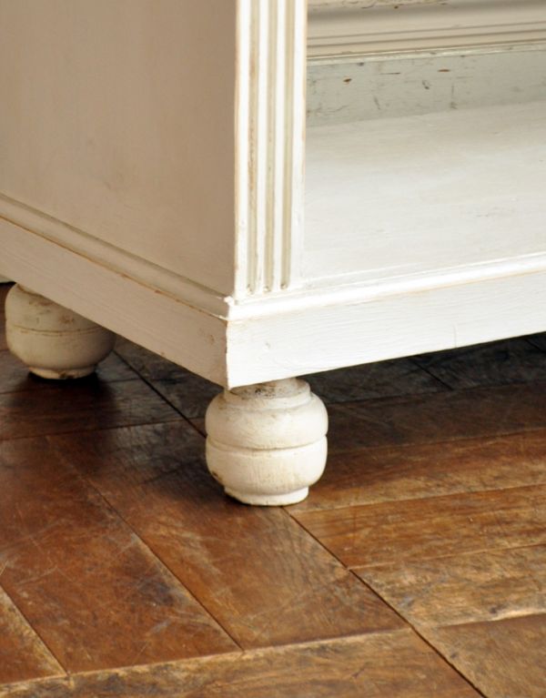 アンティーク家具　アンティークのフレンチ家具、ホワイト色のブックケース（本棚）。玉ねぎ形の脚。(d-1043-f)