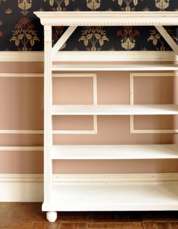 アンティーク家具　アンティークのフレンチ家具、ホワイト色のブックケース（本棚）。見た目の美しさはモチロン、しっかり収納力もある優れたブックシェルフです。(d-1043-f)